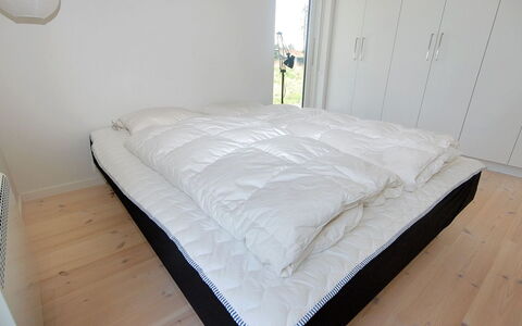 Melinda - 2Km from the Sea: Schlafzimmer, Bett, Fussboden, Bedding, Bettdecke, Bettrahmen, Linens, Möbel, Matratze, Holzboden