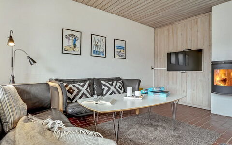 Emiljan - 400M from the Sea: Möbel, Interior Design, Flooring, Fussboden, Couch, Holz, Zimmer, Wohnzimmer, Decke, Beleuchtung