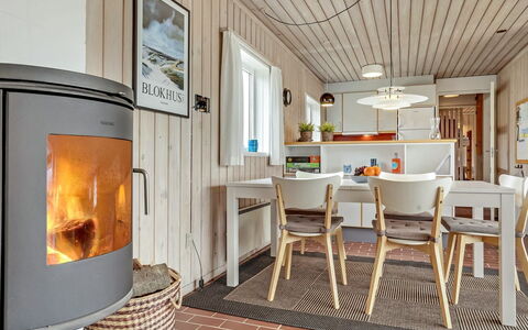 Emiljan - 400M from the Sea: Holz, Flooring, Fussboden, Holzbeize, Hartholz, Holzboden, Zimmerpflanze, Wohnzimmer