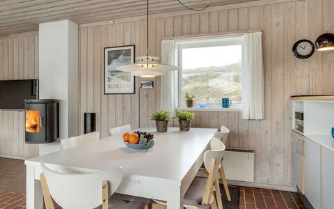 Emiljan - 400M from the Sea: Flooring, Interior Design, Möbel, Wand, Fussboden, Holz, Light Fixture, Decke, Küche & Esszimmer Tisch, Esszimmer