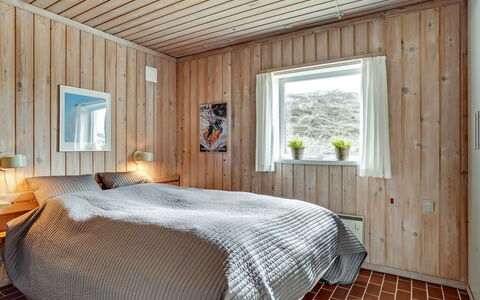 Emiljan - 400M from the Sea: Holz, Decke, Schlafzimmer, Interior Design, Flooring, Fussboden, Bett, Zuhause, Zimmer, Bettdecke