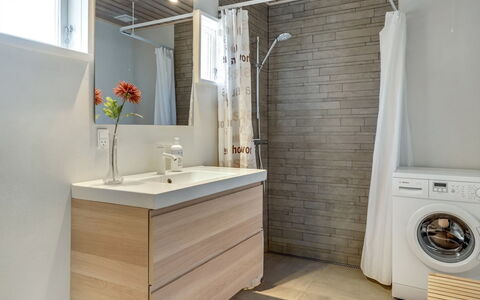 Emiljan - 400M from the Sea: Flooring, Fussboden, Armatur, Interior Design, Badezimmerschrank, Sinken, Bad Sink, Zapfhahn, Badezimmer, Installation