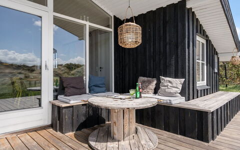 Driss - 500M from the Sea: Decke, Flooring, Interior Design, Fussboden, Verbundwerkstoff, Möbel, Resort, Hotel, Design, Daylighting