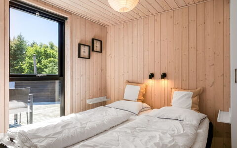 Dyke - 1.5Km from the Sea: Bett, Schlafzimmer, Holz, Bettdecke, Interior Design, Bedding, Möbel, Bettrahmen, Decke, Fussboden