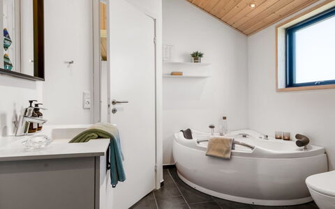 Dyke - 1.5Km from the Sea: Interior Design, Flooring, Armatur, Fussboden, Decke, Zapfhahn, Möbel, Badezimmer, Zimmer, Beleuchtung