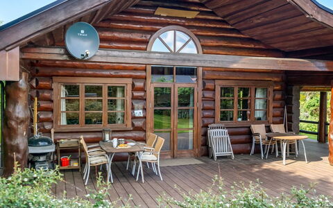 Stamen - 200M from the Sea: Holz, Flooring, Holzbeize, Cabinetry, Countertop, Küche, Armatur, Hartholz, Natürliches Material, Sinken