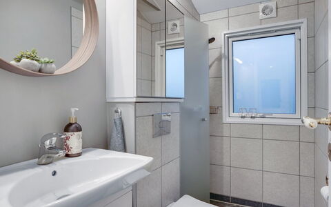 Adam - from the Sea: Badezimmer, Armatur, Interior Design, Sinken, Bad Sink, Toilette, Flooring, Spiegel, Fussboden, Badezimmerschrank