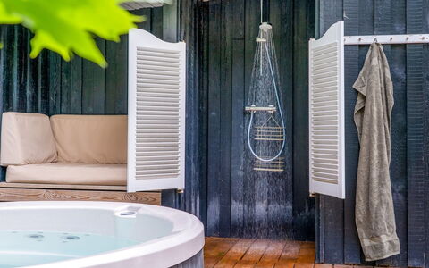 Adam - from the Sea: Holz, Badewanne, Armatur, Flooring, Badezimmer, Fussboden, Interior Design, Verbundwerkstoff, Installation, Decke