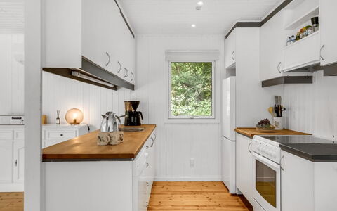 Adam - from the Sea: Küche, Flooring, Holz, Küchengerät, Major Appliance, Countertop, Interior Design, Fussboden, Haushaltsgerät, Cabinetry