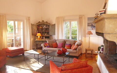 Le Petit Rouveau: Wohnzimmer, Zimmer, Eigentum, Möbel, Interior Design, Gebäude, Haus, Fussboden, Grundeigentum, Zuhause