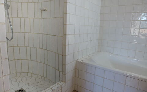 Le Petit Rouveau: Fliese, Badezimmer, Eigentum, Zimmer, Wand, Die Architektur, Fussboden, Armatur, Badewanne, Keramik