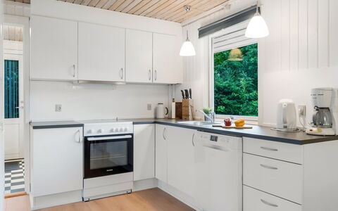 Soraya - 700M to the Fjord: Küche, Küchengerät, Countertop, Interior Design, Flooring, Major Appliance, Holz, Cabinetry, Möbel, Decke