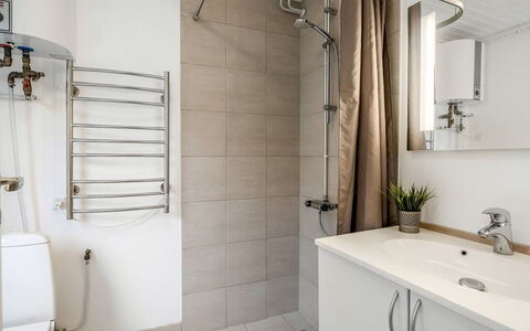 Soraya - 700M to the Fjord: Armatur, Flooring, Wand, Interior Design, Badezimmer, Fussboden, Toilette, Sinken, Zapfhahn, Installation