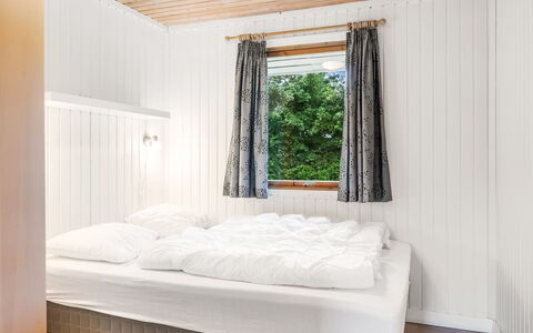 Soraya - 700M to the Fjord: Holz, Schlafzimmer, Bett, Interior Design, Flooring, Fussboden, Bettdecke, Bedding, Decke, Linens