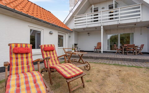 Yorrick - 50M to the Fjord: Himmel, Zuhause, Haus, Hütte, Schatten, Estate, Gartenmöbel, Villa, Stuhl