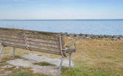 Yorrick - 50M to the Fjord: Blau, Außenbank, Gewässer, Möbel, Gartenmöbel, Holz, Bank, Horizont, Meer