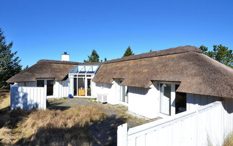 Roulf - 1.1Km from the Sea: Zuhause, Wohngebiet, Haus, Hütte, Dach, Grundstueck, Abstellgleis, Garten, Estate, Rasen