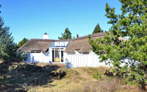 Roulf - 1.1Km from the Sea: Zuhause, Wohngebiet, Haus, Hütte, Dach, Grundstueck, Abstellgleis, Garten, Estate, Rasen