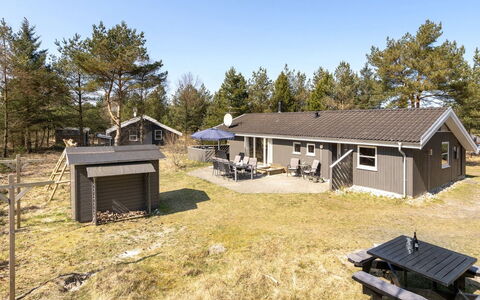 Sighbiorn - 950M from the Sea: Blau, Strauch, Hütte, Ground, Garten, Estate, Schatten, Landscaping, Bauernhaus, Eco Hotel