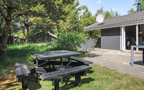 Sighbiorn - 950M from the Sea: Blau, Strauch, Hütte, Ground, Garten, Estate, Schatten, Landscaping, Bauernhaus, Eco Hotel