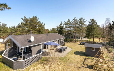 Sighbiorn - 950M from the Sea: Blau, Strauch, Hütte, Ground, Garten, Estate, Schatten, Landscaping, Bauernhaus, Eco Hotel