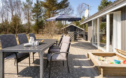 Sighbiorn - 950M from the Sea: Blau, Strauch, Hütte, Ground, Garten, Estate, Schatten, Landscaping, Bauernhaus, Eco Hotel