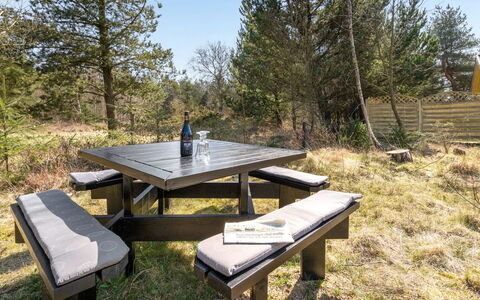Sighbiorn - 950M from the Sea: Blau, Strauch, Hütte, Ground, Garten, Estate, Schatten, Landscaping, Bauernhaus, Eco Hotel