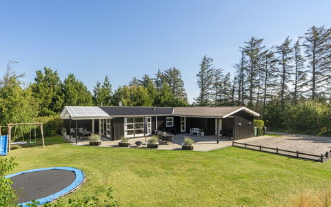 Wilja - 400M from the Sea: Möbel, Interior Design, Stuhl, Flooring, Tabelle, Resort, Fussboden, Decke, Zimmer, Eco Hotel
