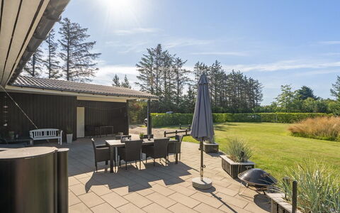 Wilja - 400M from the Sea: Möbel, Interior Design, Stuhl, Flooring, Tabelle, Resort, Fussboden, Decke, Zimmer, Eco Hotel
