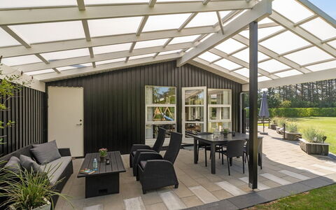 Wilja - 400M from the Sea: Möbel, Interior Design, Stuhl, Flooring, Tabelle, Resort, Fussboden, Decke, Zimmer, Eco Hotel