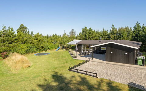 Wilja - 400M from the Sea: Möbel, Interior Design, Stuhl, Flooring, Tabelle, Resort, Fussboden, Decke, Zimmer, Eco Hotel