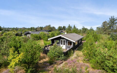Asmo - 350M from the Sea: Blau, Strauch, Hütte, Ground, Garten, Estate, Schatten, Landscaping, Bauernhaus, Eco Hotel