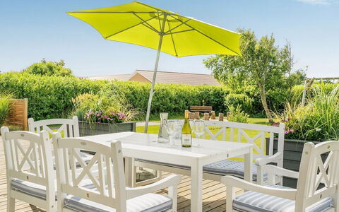 Swipdagh - 500M from the Sea: Holz, Zuhause, Veranda, Deck, Hartholz, Dach, Holzbeize, Holzboden, Eco Hotel