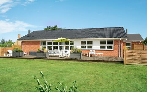 Swipdagh - 500M from the Sea: Holz, Zuhause, Veranda, Deck, Hartholz, Dach, Holzbeize, Holzboden, Eco Hotel