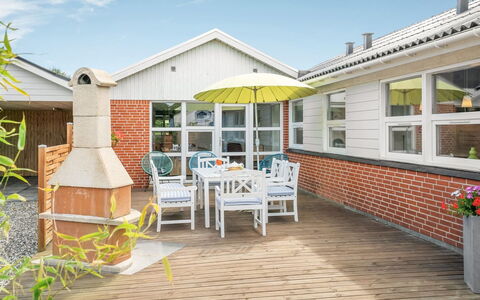 Swipdagh - 500M from the Sea: Holz, Zuhause, Veranda, Deck, Hartholz, Dach, Holzbeize, Holzboden, Eco Hotel