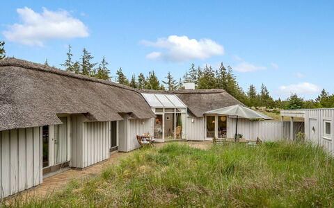 Gunnie - 1.1Km from the Sea: Blau, Strauch, Hütte, Ground, Garten, Estate, Schatten, Landscaping, Bauernhaus, Eco Hotel