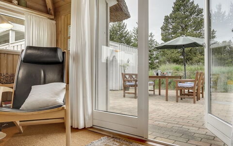 Gunnie - 1.1Km from the Sea: Blau, Strauch, Hütte, Ground, Garten, Estate, Schatten, Landscaping, Bauernhaus, Eco Hotel