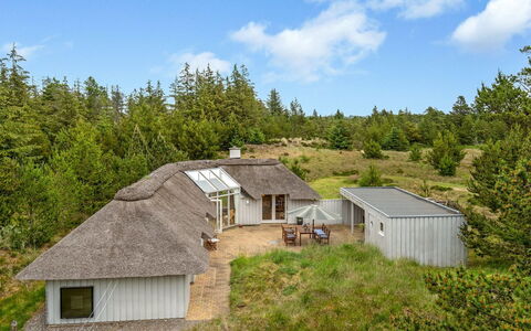 Gunnie - 1.1Km from the Sea: Blau, Strauch, Hütte, Ground, Garten, Estate, Schatten, Landscaping, Bauernhaus, Eco Hotel
