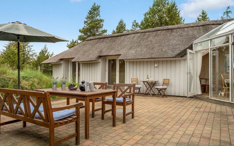 Gunnie - 1.1Km from the Sea: Blau, Strauch, Hütte, Ground, Garten, Estate, Schatten, Landscaping, Bauernhaus, Eco Hotel