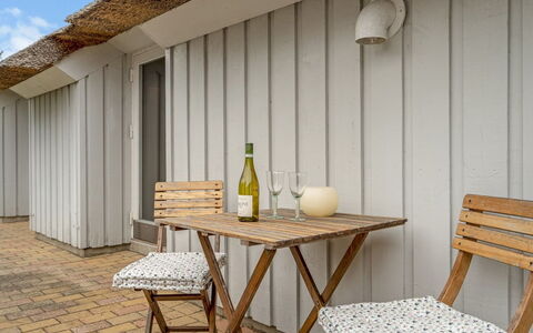 Gunnie - 1.1Km from the Sea: Blau, Strauch, Hütte, Ground, Garten, Estate, Schatten, Landscaping, Bauernhaus, Eco Hotel