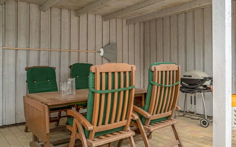 Gunnie - 1.1Km from the Sea: Blau, Strauch, Hütte, Ground, Garten, Estate, Schatten, Landscaping, Bauernhaus, Eco Hotel