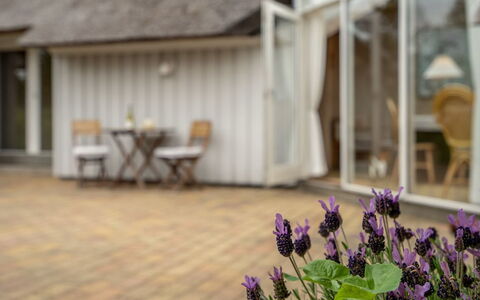 Gunnie - 1.1Km from the Sea: Blau, Strauch, Hütte, Ground, Garten, Estate, Schatten, Landscaping, Bauernhaus, Eco Hotel