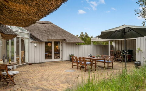 Gunnie - 1.1Km from the Sea: Blau, Strauch, Hütte, Ground, Garten, Estate, Schatten, Landscaping, Bauernhaus, Eco Hotel