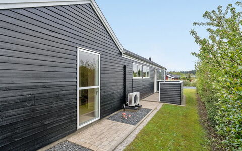 Henriete - 3.5Km from the Sea: Wohngebiet, Dach, Vorort, Auffahrt, Estate, Kamin