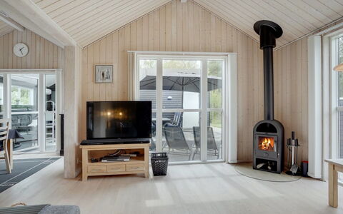 Henriete - 3.5Km from the Sea: Holz, Flooring, Decke, Fussboden, Holzboden, Hartholz, Wohnzimmer, Holzbeize, Haushaltsgerät, Planke