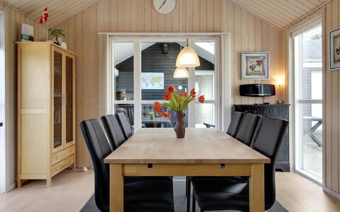 Henriete - 3.5Km from the Sea: Möbel, Holz, Interior Design, Decke, Flooring, Küche & Esszimmer Tisch, Esszimmer, Fussboden, Stuhl, Tabelle
