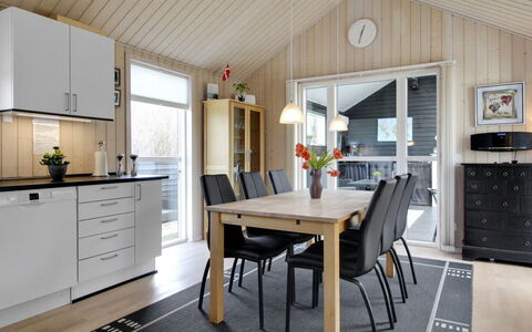 Henriete - 3.5Km from the Sea: Holz, Möbel, Interior Design, Flooring, Küche & Esszimmer Tisch, Decke, Stuhl, Holzboden, Esszimmer, Küche