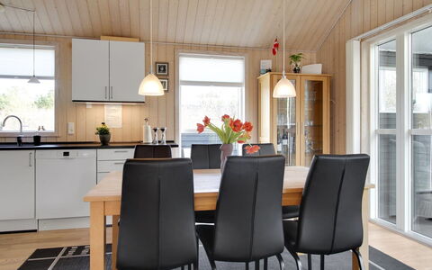 Henriete - 3.5Km from the Sea: Möbel, Flooring, Holz, Interior Design, Esszimmer, Küche & Esszimmer Tisch, Fussboden, Stuhl, Tabelle, Holzboden