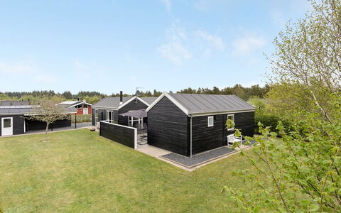 Henriete - 3.5Km from the Sea: Haus, Dach, Zuhause, Hütte, Abstellgleis, Rasen, Gartenbauten, Garten, Garten, Landscaping