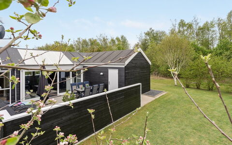 Henriete - 3.5Km from the Sea: Zuhause, Haus, Dach, Hütte, Garten, Schatten, Rasen, Hinterhof, Landscaping, Garten